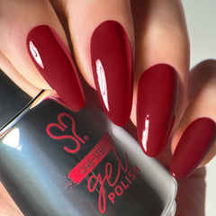 Close up shot of model holding Salon Perfect .5OZ 1-Step Gel Cherry Mochaccino bottle.